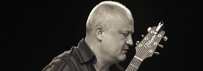 Tomek Wachnowski z gitarą